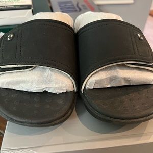 Men’s Vionic Kiwi Black sandals - 3 sizes